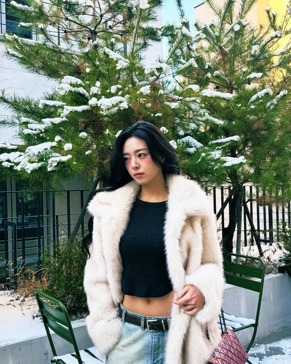 PEACHSUNRlSE's tweet photo. ᴛʜᴀᴛ ᴄᴏᴀᴛ ʏᴏᴜ ᴀꜱᴋᴇᴅ ʏᴏᴜʀ ᴅᴀᴅᴅʏ ꜰᴏʀ, ʜɪꜱ ᴛᴇᴇɴᴀɢᴇ ᴍɪꜱᴛʀᴇꜱꜱ ᴡᴀɴᴛᴇᴅ ᴛʜᴇ ꜱᴀᴍᴇ ᴏɴᴇ. ɢᴜᴇꜱꜱ ᴡʜɪᴄʜ ᴏꜰ ʜɪꜱ ʟɪᴛᴛʟᴇ ɢɪʀʟꜱ ʜᴇ ʟᴏᴠ��ꜱ ᴍᴏʀᴇ. https://t.co/7Eyc8SKGUA