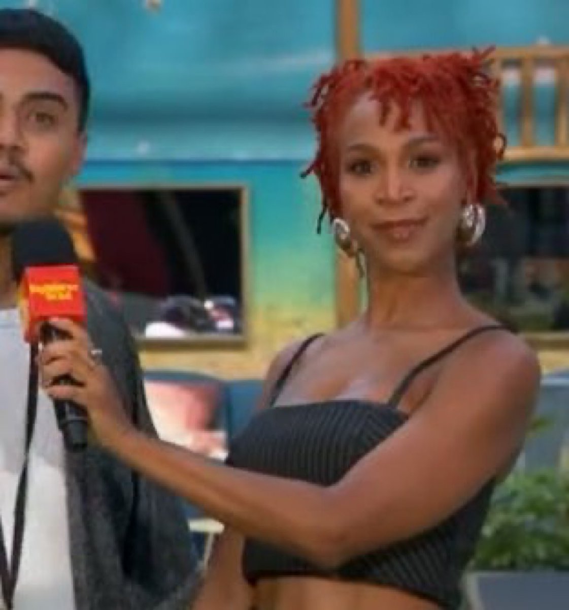 thenicestevil's tweet image. a maior mentira dessa novela é a xênica trabalhando com marketing e conseguindo comprar bolsa da ysl