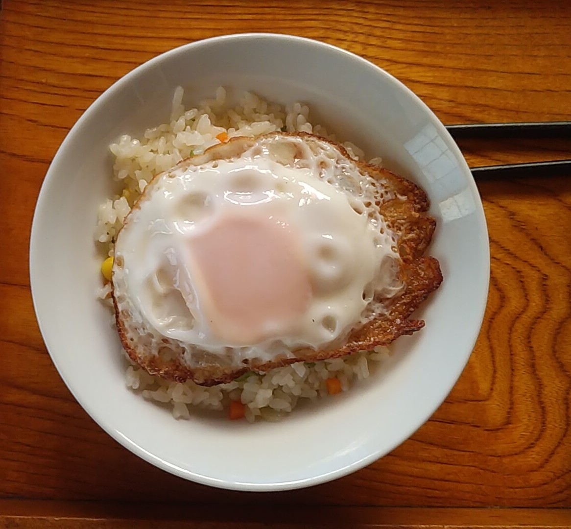 ゆっくり起きた祝日🙂 冷凍ピラフに目玉焼き乗せ🍳 1日中ドラクエやっ
