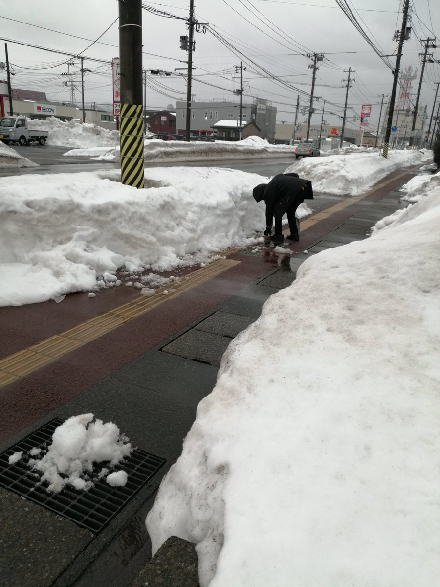 offhouse13001's tweet photo. おはようございます！今日、2月11日はハードオフ生誕祭です。今年は雪が多く大変でした。歩道のゴミ拾い、雪で隠れていた点字ブロックが見えるよう除雪しました。
#211ハードオフ誕生日
#ハードオフのエコ活動2026
#オフハウス柏崎店 https://t.co/YZ6QKWdwP0