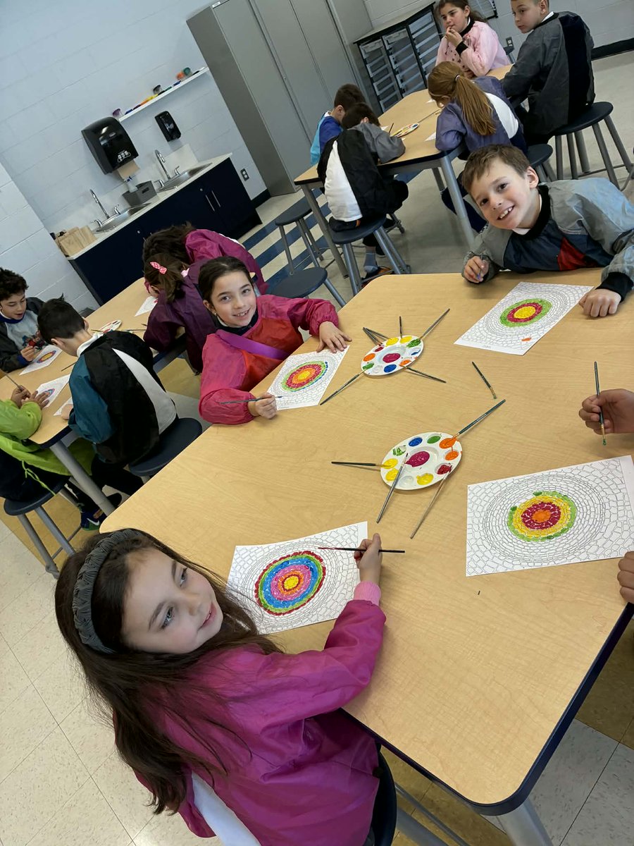 SPOTLIGHT : À la découverte d’Alma Thomas 🎨

Dans le cadre du Mois de l’histoire des Noirs, les élèves ont découvert l’artiste Alma Thomas et son style coloré et abstrait . 🖌️

Cette activité a permis de combiner créativité artistique et découverte culturelle.🌍💡