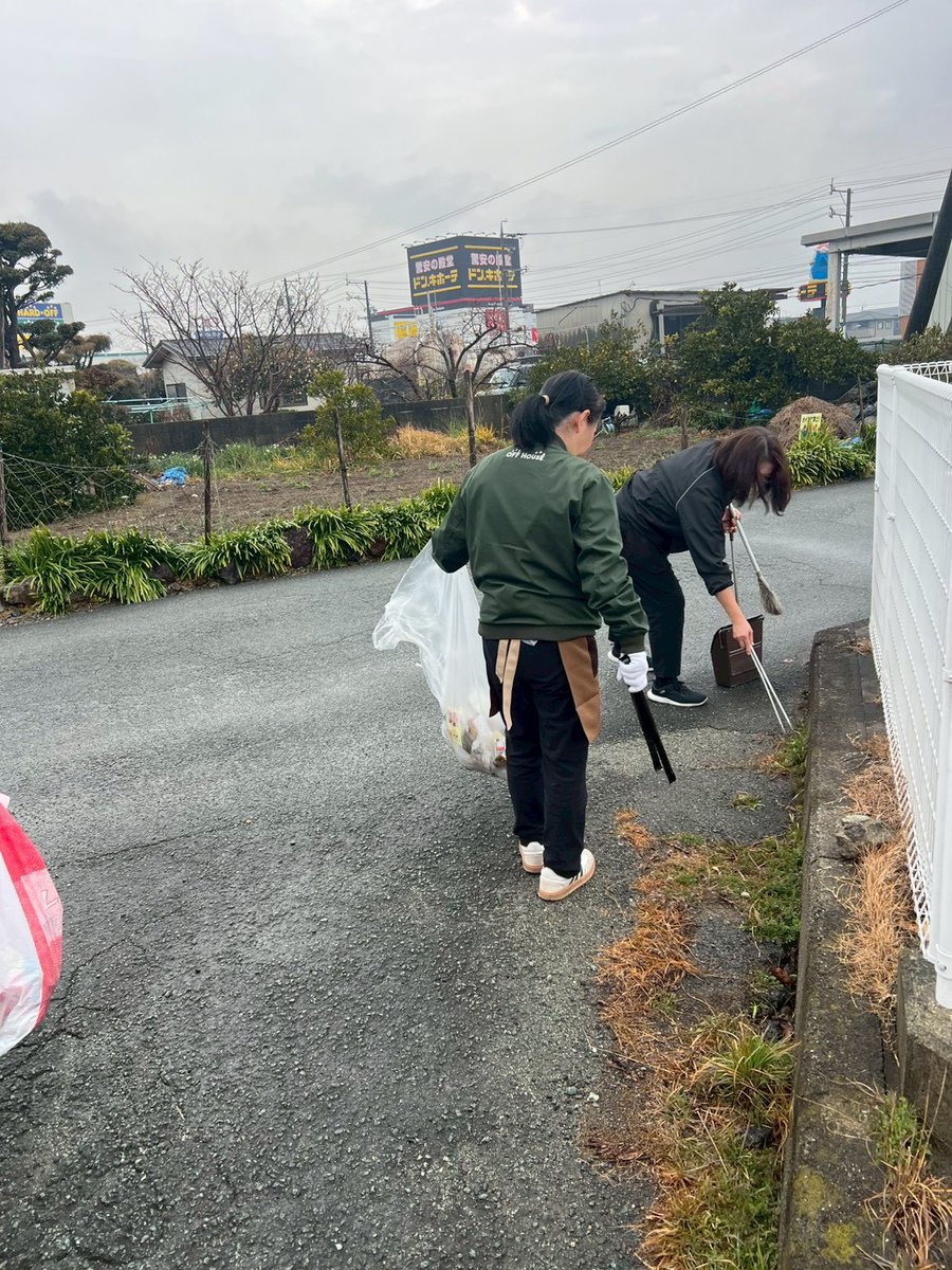 hardoff_ise's tweet photo. 当店ではお店の周りの掃除を行いました。
綺麗な状態を維持してお客様をお出迎えしたいと思います！
#211ハードオフ誕生日
#ハードオフのエコ活動2026 https://t.co/y2GuVe9g11