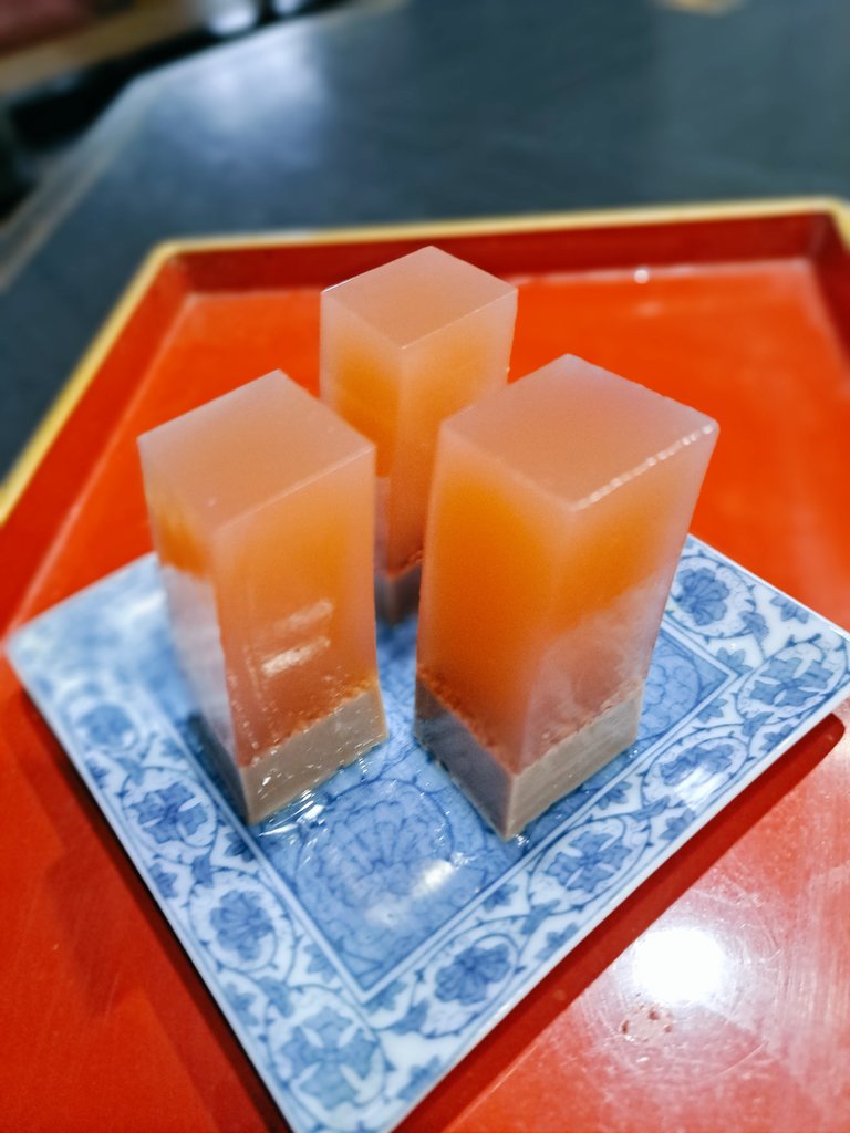 今週のサービスデザートが出来ました～😋
アップルティー🍎とチョコプリン🍮で作ってあります❤️
★食事された御客様にはサービスで付きますが🎵無くなり次第に終了になるので✨御了承下さい🙇‍♀️
#海鮮丼とデザート　#アップルティー🍎　#銚子不思議なデザート