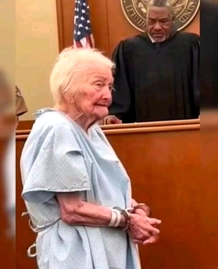 La sala cayó en un silencio espeso cuando Helen entró tambaleándose.

Noventa y un años. Apenas un metro y medio. La bata del hospital colgando floja. Las muñecas marcadas por unas esposas que le quedaban grandes. El rostro lleno de surcos, como quien ha vivido mucho… o