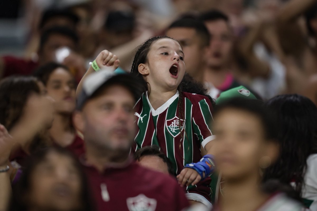 FluminenseFC's tweet photo. CLÁSSICO NÃO SE FALTA. 

Quinta-feira temos encontro marcado no Maraca! Vem jogar junto com o Flu >> https://t.co/1evH5Ivg7u https://t.co/T3hqcWE0qd