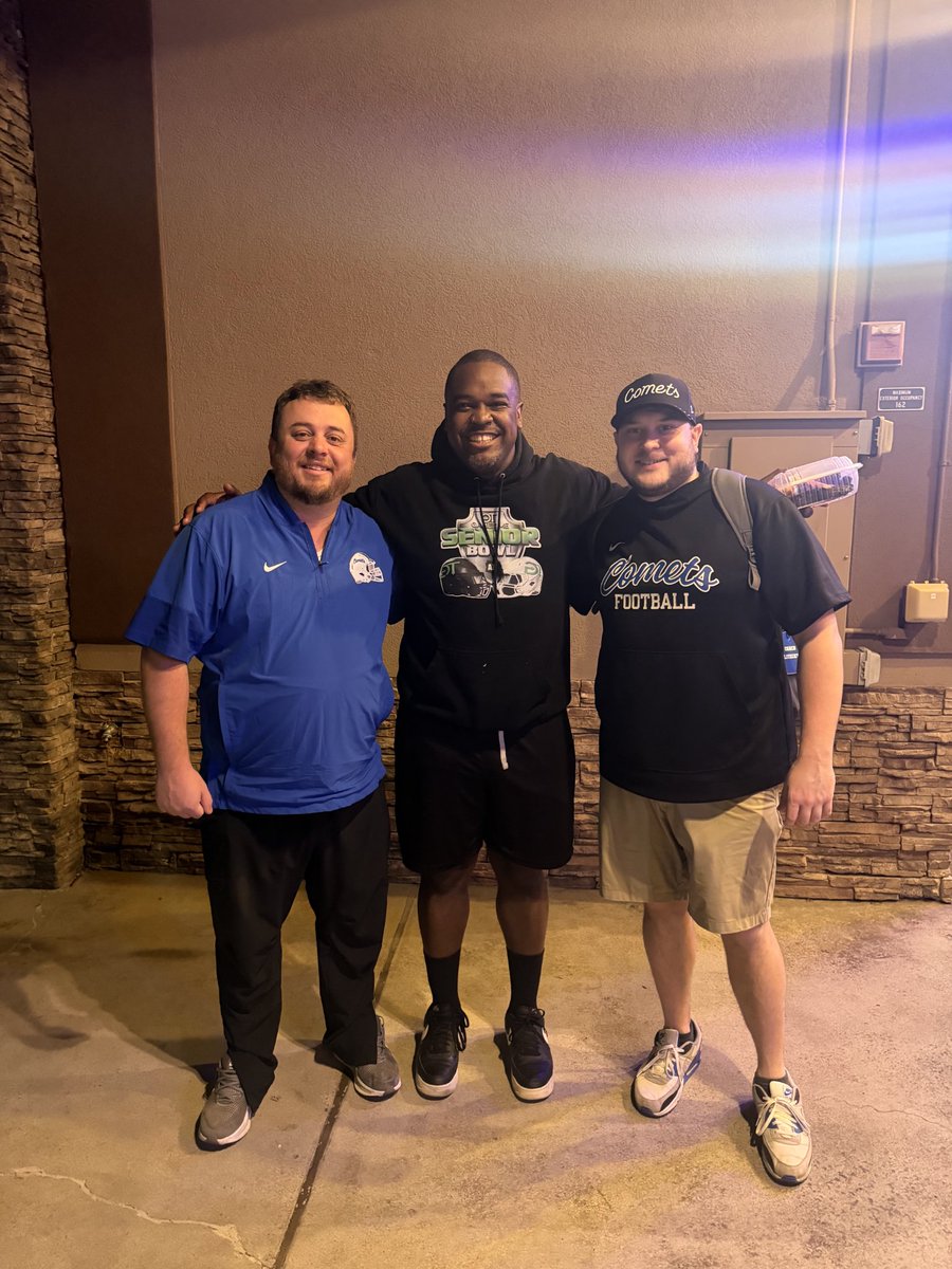 GametimeRC's tweet photo. Had a great time with 2 awesome coaches last night!!!! Great conversations with @coachlarsonmsu and @CoachLitecky over some amazing wings at THE HUB!!! Coach Larson and his staff are building something special at @mayville_FB!!! I'm along for the ride.... #GametimeRC https://t.co/ExSKh5meKo