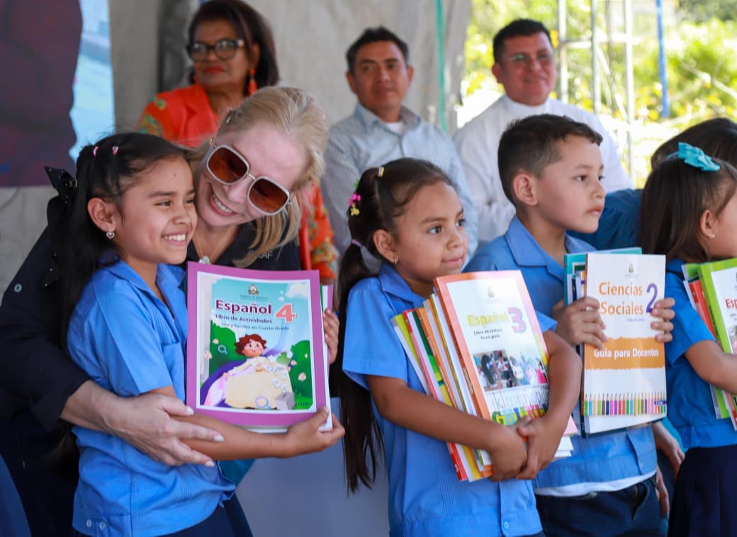 *Primera Dama impulsa la educación en Intibucá con entrega textos escolares* 

-Entrega de kits escolares fortalece la educación y beneficia a la niñez del departamento de Intibucá.

La Primera Dama Lissette del Cid de Asfura, participó este martes en la entrega de kit escolares