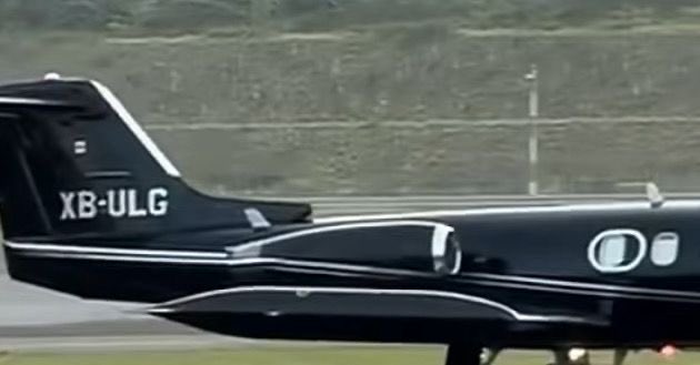 Ningún secreto, por si acaso. Avión de matricula mexicana, en el que él mismo se exhibe luego de hacerse pasar por hombre del pueblo.