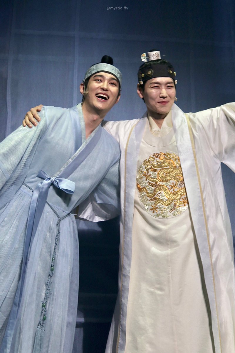 260210 #한복입은남자

영실·강배 | 전동석 
세종·진석 | 카이 

😆🤍☺️