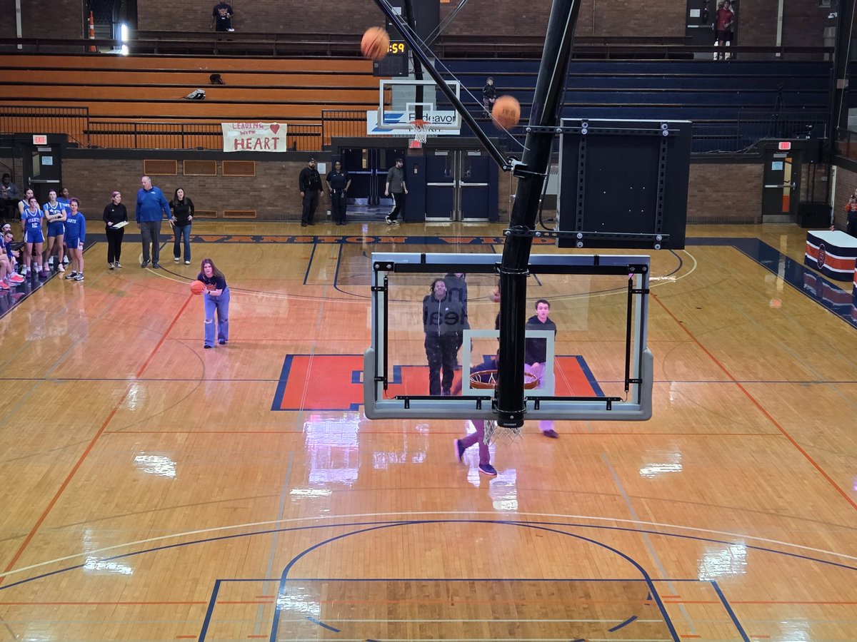 <a href="/ETHS_HR/">ETHS_HR</a> got out of the office &amp; to the Girls' 🏀 Staff Showout/Teacher Takeover #GoKits