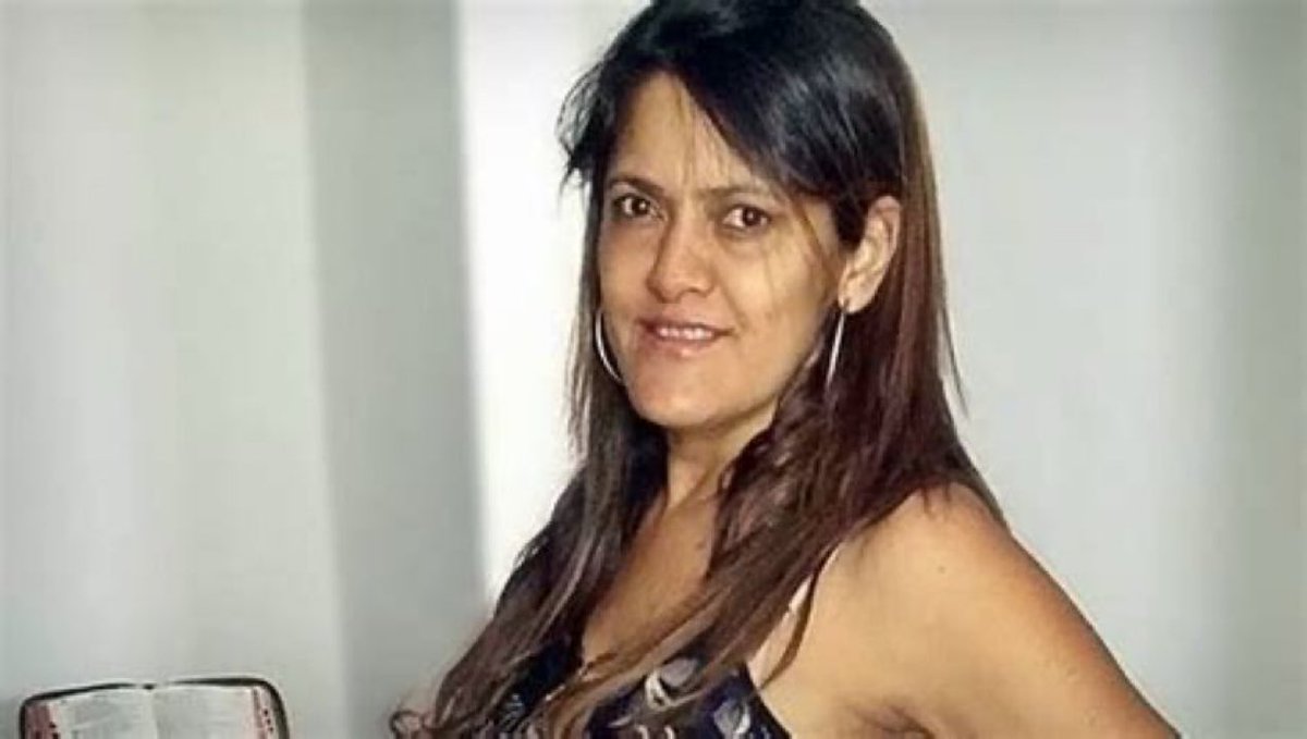 rafacouto1988's tweet photo. COISAS QUE NÃO DEVEMOS ESQUECER:

Heley de Abreu Silva Batista. 🕊️

Professora. Mãe. Heroína.

Em 5 de outubro de 2017, ela morreu queimada ao tentar salvar seus alunos durante um incêndio criminoso em uma creche de Janaúba, MG. Salvou dezenas de crianças com o próprio corpo em chamas.

Mesmo ferida, lutou com o agressor. Queimaduras em 90% do corpo. Resistiu até o fim.

Não virou nome de escola. Não virou feriado.
Mas deveria ter virado símbolo nacional de coragem, amor e sacrifício.

Que Deus a tenha 🙏🏻.