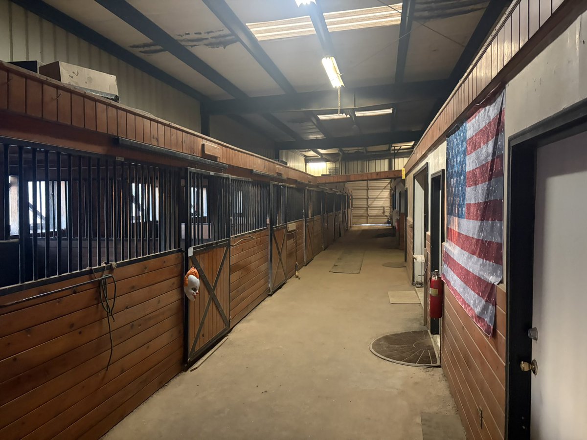 SVtheDonNHL's tweet photo. Good friend🍻& business partner 🤝 of mine - former @UGA & @NFL LB Marcus Dowtin AKA- #TheHybrid & I are putting our talents together to open up an #equestrian / #eventcenter in #Maryland #HorsesForCourses #StayTuned #Spring2026 #3BEATS #BillsMafia #TheLineIsHOT https://t.co/VaIeyqaUyQ