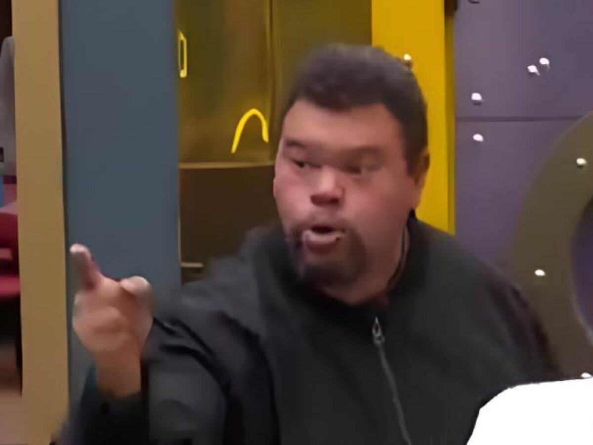 "Não há mais trens, porque Juscelino Kubitschek desenhou uma política rodoviária em detrimento do transporte ferroviário para fortalecer a indústria automobilística e o capital financeiro internacional"

- Babu