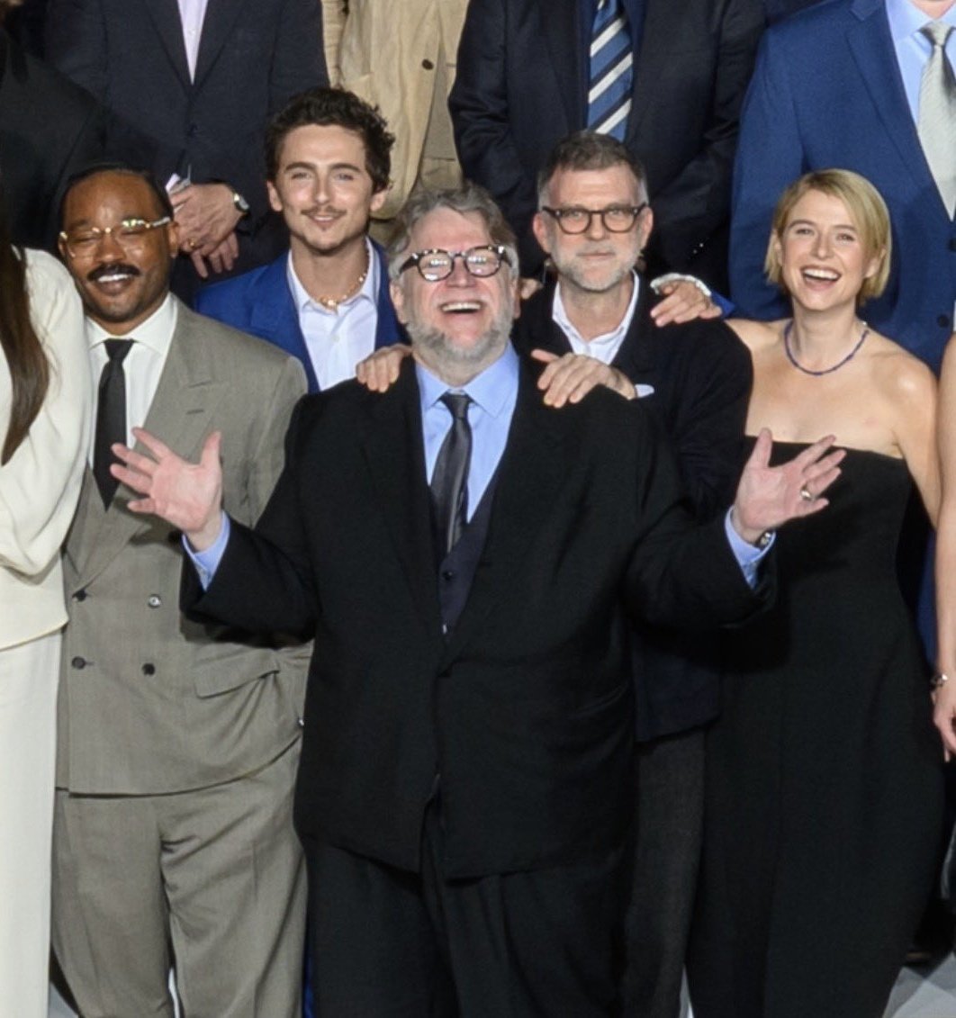 Timothée Chalamet with Guillermo del Toro, Ryan Coogler, Paul Thomas Anderson and Jessie Buckley for the Oscar Nominees Luncheon class photo!
