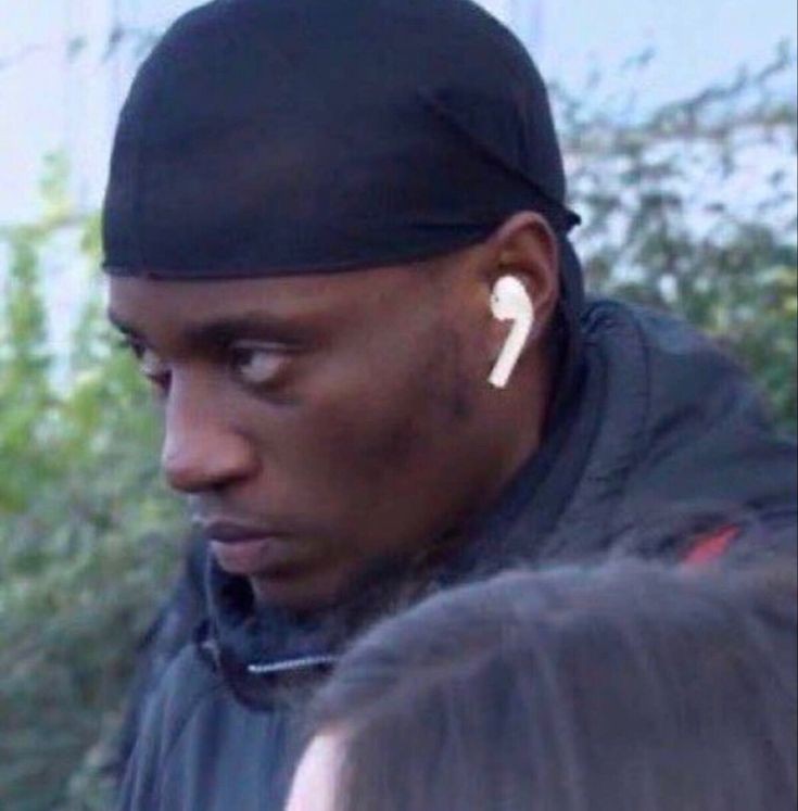 Fiorauchis's tweet photo. Me in public:                   my headphones: https://t.co/PBuibXFTiu