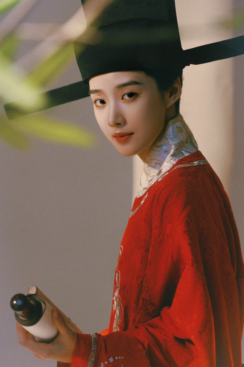 อ่านมาคาแรคเตอร์นางเอกคือปลอมตัวเป็นชายสอบเข้ารับราชการได้อันดับ4 ไต่เต้าจนได้เป็นผู้ตรวจการ ถ้าแอคการตลาดใช้รูปเซ็ตนี้จะเข้ากว่ารูปหนานอีอีก 🙂‍↔️