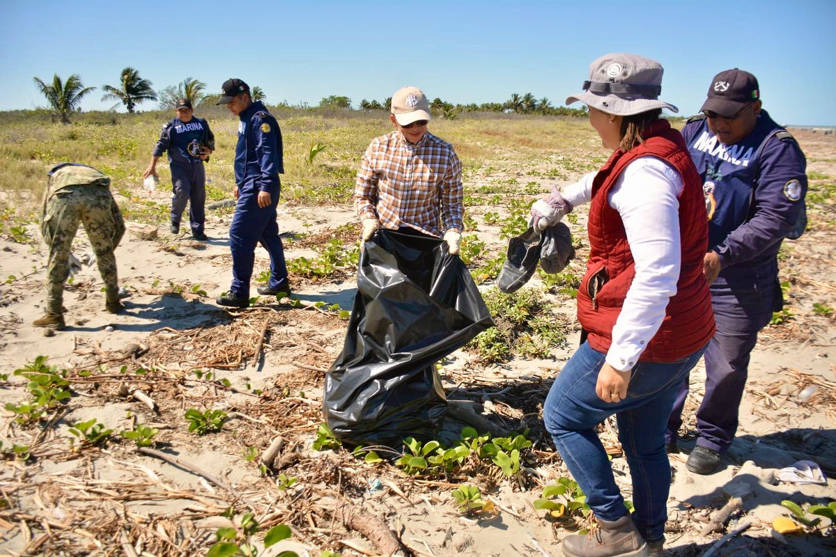 SEMARNAT_mx's tweet photo. 📍Centla, #Tabasco | Esta mañana se celebró la 5a Jornada de Limpieza en Playa La Estrella, como parte de los trabajos de la Estrategia Nacional de Limpieza y Conservación de Playas y Costas.

🚮♻️Integrantes de la Oficina de Representación Estatal de #Semarnat, de la @SEMAR_mx, autoridades locales y estudiantes del Centro de Estudios Tecnológicos del Mar No. 19, apoyaron a la recolección de más de 1600 kg de residuos para su adecuada disposición final.

¡En lo que va del año se han recorrido más de 15 km de playas y costas!

#SomosMedioAmbiente
