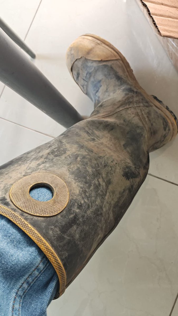 OscarOm35061439's tweet photo. #rubberboots https://t.co/Ju7cUmzfO6