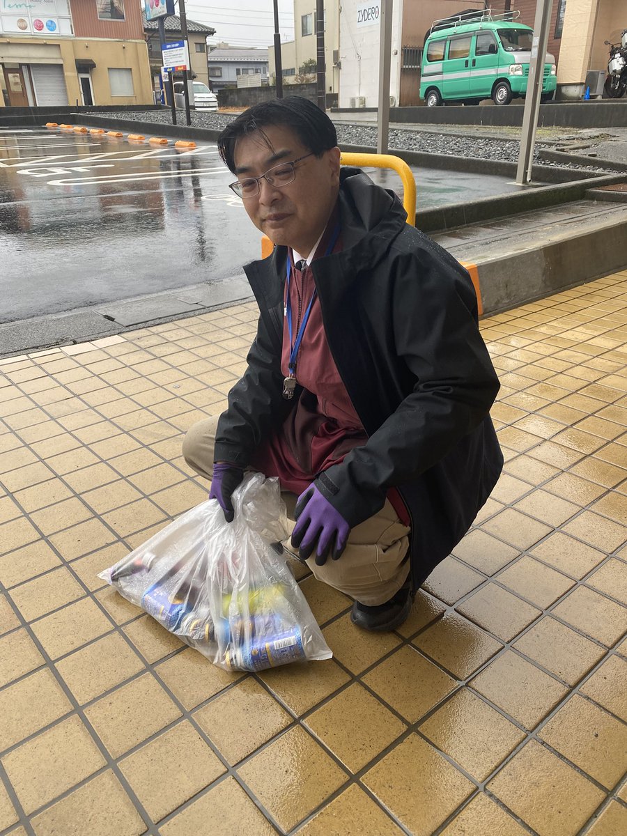 hardoffgotenba's tweet photo. 本日はハードオフの誕生日です
毎年恒例の地域の美化作業をさせていただきました
本日は店舗裏手の公園で空き��などのゴミ拾いをいたしました
#211ハードオフ誕生日
#ハードオフのエコ活動2026 https://t.co/6KNwSr4peI