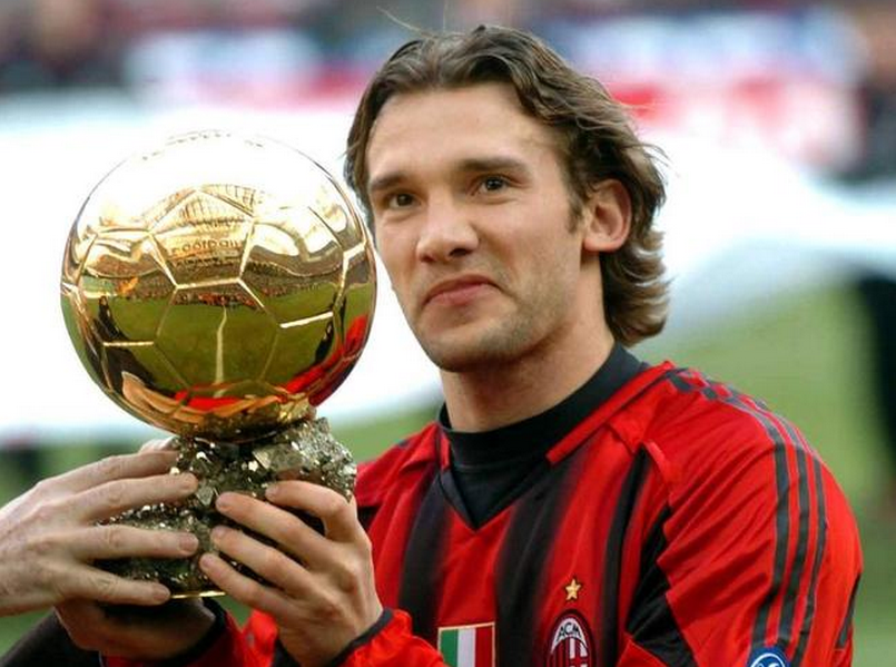 MilanUpdate's tweet photo. Andriy Shevchenko: Di Milan, Kemenangan adalah Ukuran Segalanya

Legenda hidup AC Milan, Andriy Shevchenko, kembali mengingatkan tentang standar tinggi yang menyertai seragam Merah-Hitam. Bagi pria asal Ukraina peraih Ballon d’Or 2004 tersebut, menjadi pemain berbakat saja tidak cukup untuk memuaskan publik San Siro. Di klub sebesar Milan, keberhasilan hanya diukur melalui satu parameter mutlak: kemenangan.

Dalam sebuah sesi wawancara yang dilansir Milan News pada Selasa (11/2/2025), Shevchenko menekankan bahwa ekspektasi pendukung Milan atau Milanisti tidak pernah berubah dari masa ke masa. Mereka menuntut tim untuk selalu berada di puncak kejayaan, sebuah tuntutan yang menurutnya harus dipahami oleh setiap pemain yang merumput di bawah naungan Curva Sud.

"Para penggemar Milan menginginkan kesuksesan. Anda bisa saja menjadi pemain yang hebat secara individu, tetapi jika Anda tidak menang, itu tidak berarti apa-apa," ujar penyerang yang akrab disapa Sheva tersebut.

Pernyataan Shevchenko ini seolah menjadi pengingat bagi skuad AC Milan saat ini. Baginya, sepak bola profesional di level tertinggi, khususnya di klub dengan sejarah panjang seperti Milan, bukan sekadar tentang unjuk kebolehan teknis di lapangan, melainkan tentang bagaimana kontribusi individu mampu bertransformasi menjadi trofi kolektif.

Mentalitas Juara

Selama tujuh musim membela I Rossoneri dalam periode pertamanya (1999-2006), Shevchenko saksi sekaligus aktor utama betapa tingginya standar yang ditetapkan klub. Ia membawa Milan meraih gelar Liga Champions 2003 dan Scudetto 2004. Pengalaman itulah yang mendasari argumennya bahwa performa apik tanpa hasil akhir berupa kemenangan hanya akan berakhir sebagai catatan kaki yang terlupakan.

Menurut Shevchenko, tekanan dari suporter seharusnya tidak dipandang sebagai beban, melainkan sebagai bahan bakar motivasi. Ia menilai bahwa gairah para pendukung adalah bagian tidak terpisahkan dari identitas klub yang selalu lapar akan prestasi.

"Milan adalah klub yang hidup dari kemenangan. Itulah yang diminta oleh sejarah dan itulah yang diharapkan oleh para penggemar setiap kali tim turun ke lapangan," tambahnya.

Komentar Shevchenko ini muncul di tengah upaya AC Milan untuk kembali menemukan konsistensi di level domestik maupun Eropa. Pesan sang legenda sangat jelas: identitas sebagai pemain besar di Milan hanya akan terpatri jika sang pemain mampu membawa pulang gelar juara ke lemari trofi di Casa Milan.

Di era sepak bola modern yang sering kali mengagungkan statistik individu, refleksi Shevchenko membawa kita kembali pada hakikat dasar olahraga tim. Bahwa pada akhirnya, kemasyhuran seorang pemain di sebuah klub besar akan selalu berkelindan dengan kejayaan tim yang dibelanya. Tanpa kemenangan, kejayaan individu hanyalah fatamorgana di mata pendukung yang setia menanti perayaan gelar.