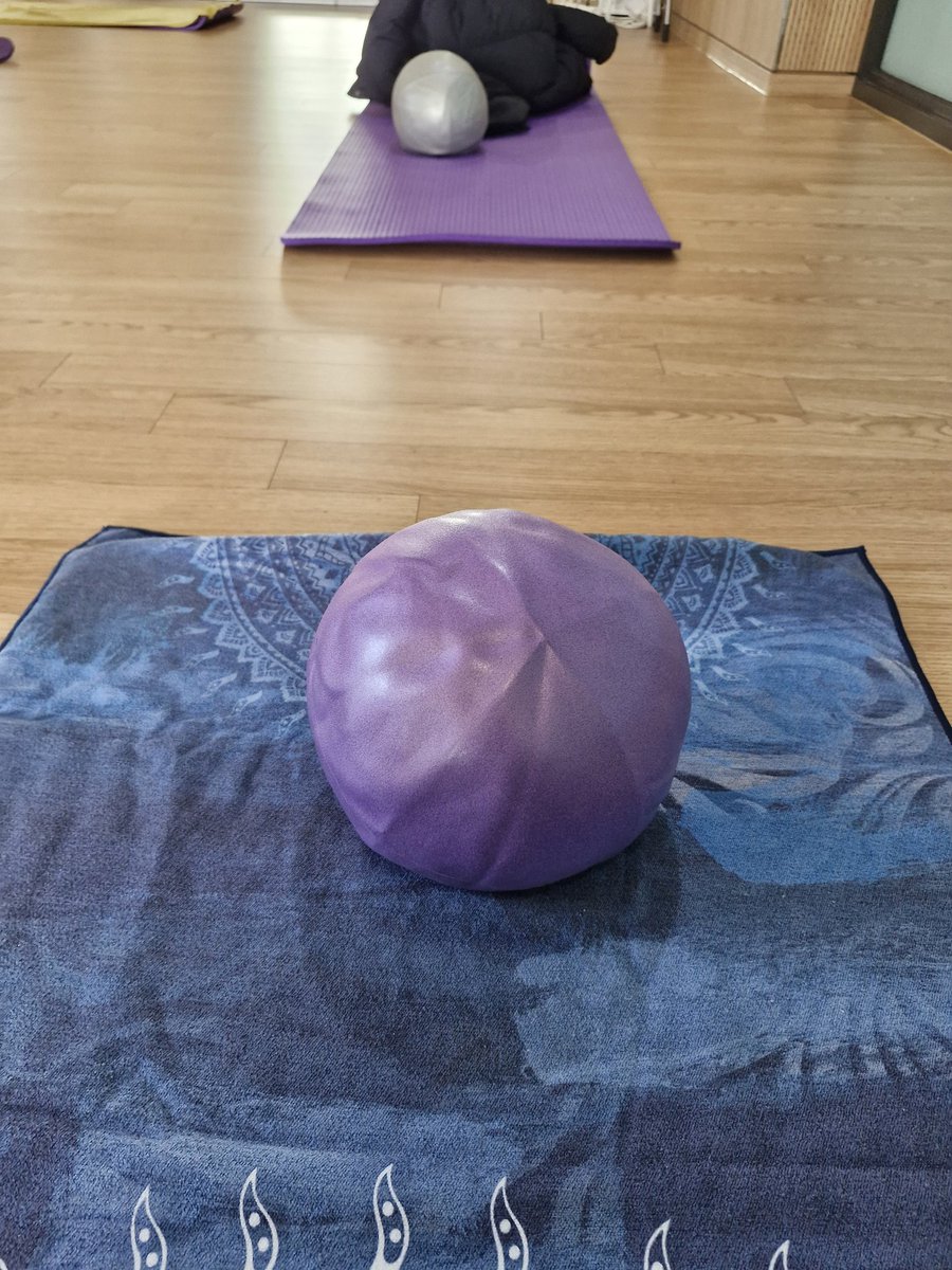 요가수업을 하도 빠져서 다섯달을 해도
늘지를 않아서 웃기네.
뻣뻣그자체!
오늘 쌤이 배를 집중적으로 괴롭히심.