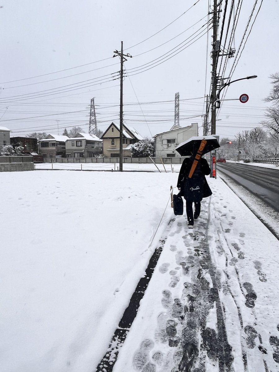 Euphonabe's tweet photo. 先日ドカ雪の中、OGでもないのにOB楽団に便乗させていただきました。便乗したし人数も多いから降り番とかあるかも🎶と思ってたら、何故かロビコン2曲やりソロもやりました。来てくれた皆さんありがとうございました！
ボロボロだったけど、音褒められてうれし。 https://t.co/1Bvo1GZR6v