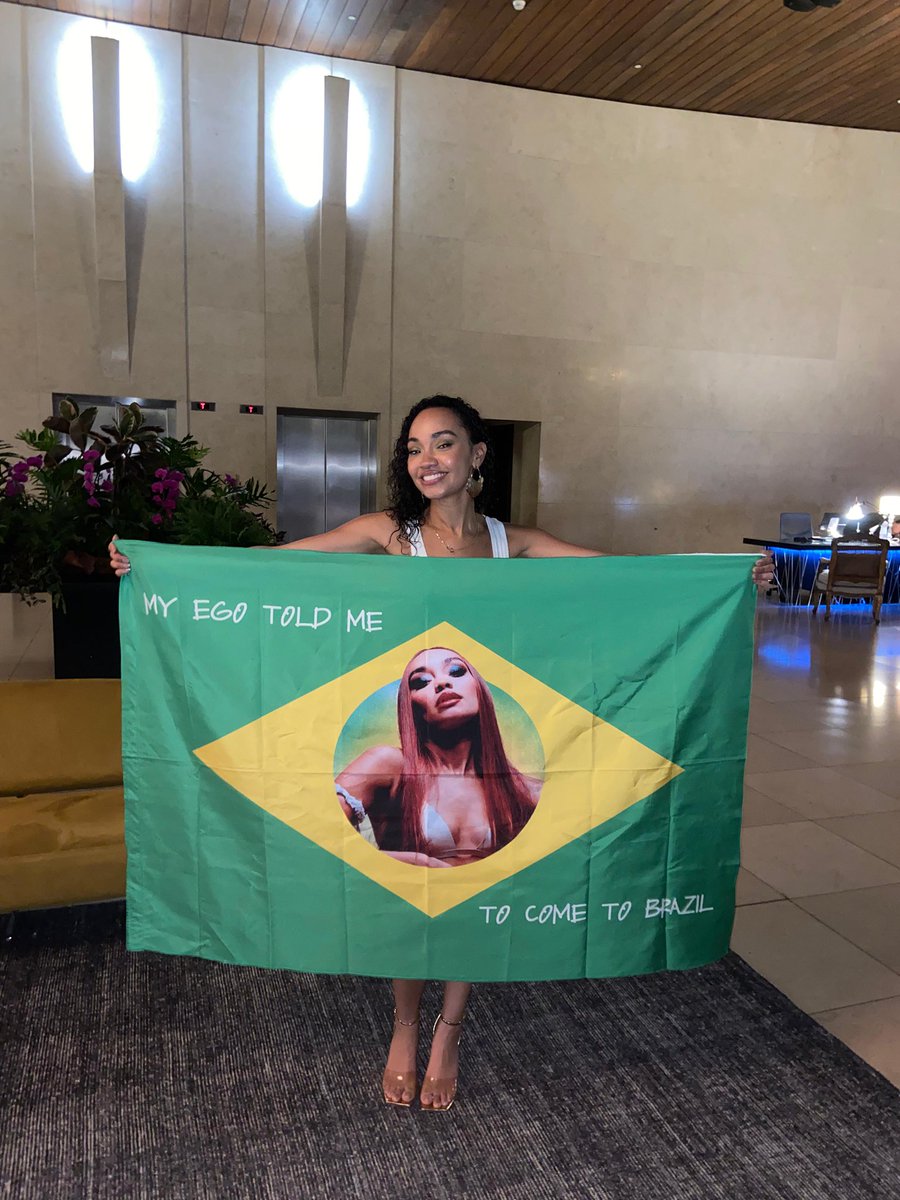 LeighAPinnockBR's tweet photo. My ego told me to come to Brazil 🇧🇷

We love you so much @LeighAnneMusic https://t.co/qpTOJVKnr8