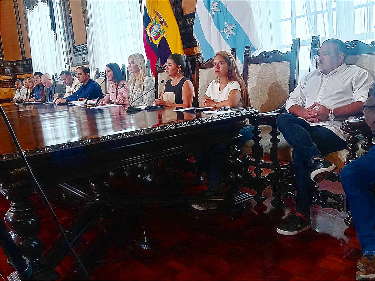 acajamarca73's tweet image. A la cabeza sigue el alcalde @aquilesalvarez estimada @MaCecilia_L  @EcuavisaInforma 
Mañana en sesión extraordinaria daremos más detalles.