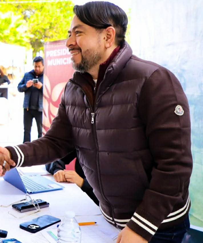 PuntoMedioEdo's tweet photo. 💸🧔🏻🤑 Comienza a exhibir #lujos el alcalde Daniel Serrano Palacios de #Izcalli; porta #chamarra de casi #treinta mil pesos.

Vecinos izcallenses hicieron llegar unas fotos a la redacción del periódico Punto Medio, en las que...

🤳🏻 Más información ⬇️
https://t.co/2tUU98rNg5 https://t.co/DwkGFUoaVo