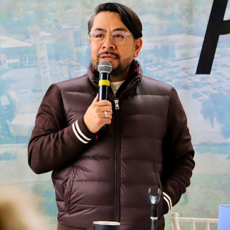 PuntoMedioEdo's tweet photo. 💸🧔🏻🤑 Comienza a exhibir #lujos el alcalde Daniel Serrano Palacios de #Izcalli; porta #chamarra de casi #treinta mil pesos.

Vecinos izcallenses hicieron llegar unas fotos a la redacción del periódico Punto Medio, en las que...

🤳🏻 Más información ⬇️
https://t.co/2tUU98rNg5 https://t.co/DwkGFUoaVo
