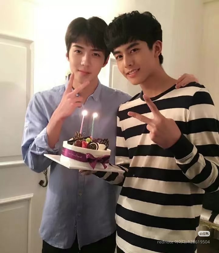 송위룡 세훈님이랑 같작한 적 있어서 이런 사진 남아있는 거 안믿김..........