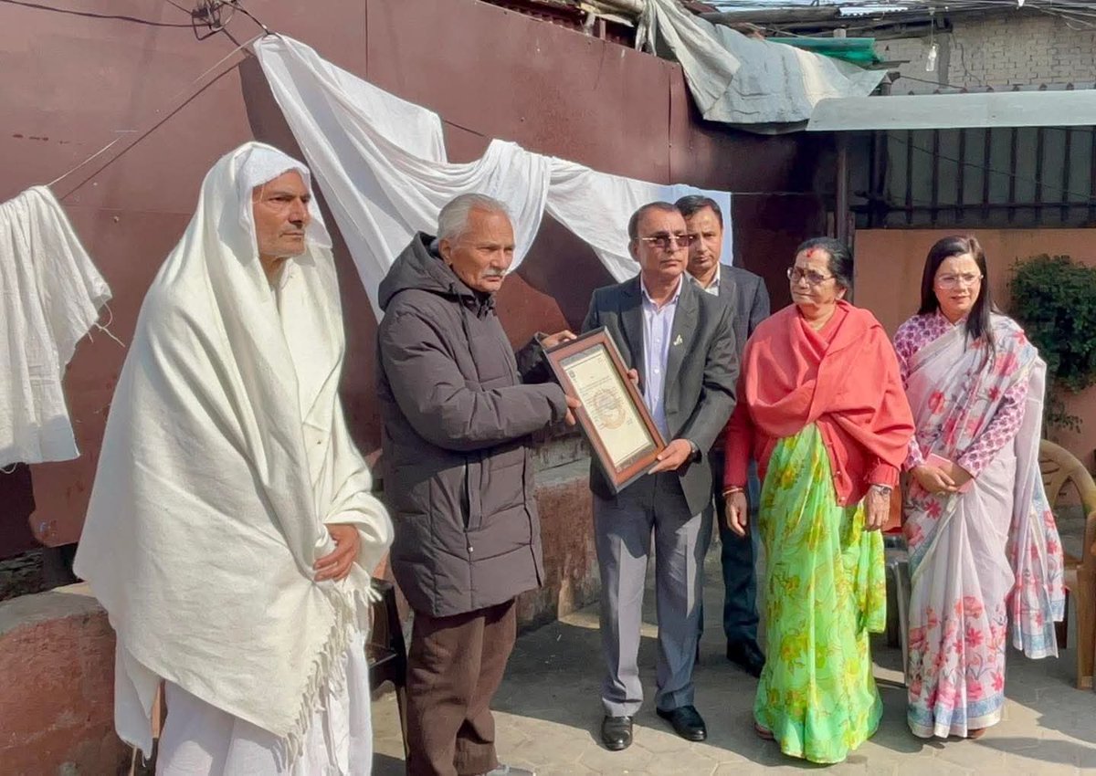 थुक्क नालायक, पशु कै जुनी लिएर जन्मेको रहेछस् ‼️
काज किरिया गर्छ होला भनेको त, कुकुरले कपाल सम्म खौरिएको रहेनछ‼️
यस्ता कुपुत्र त शत्रुको नहोस्‼️
अनि यो कुपुत्र लाई घन्टेहरुले अभिभावक मानेको छ‼️