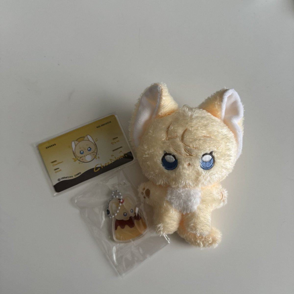 양도합니다!! 뎀 주세오! 

므메미무 (+모자포함, 박스있어요!) 2.0
므메미무 키링 1.0
픽셀월드 키링 0.8
치노미 1.0