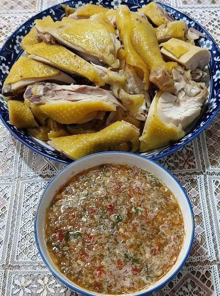 สเต็ก 200g 1290บาท ไม่บ่น
ไก่บ้านต้มน้ำปลา1ตัว  220บาท บอกแพง