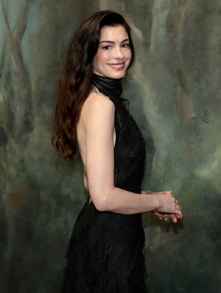 Ralph Lauren fashion show in New York💕
#AnneHathaway