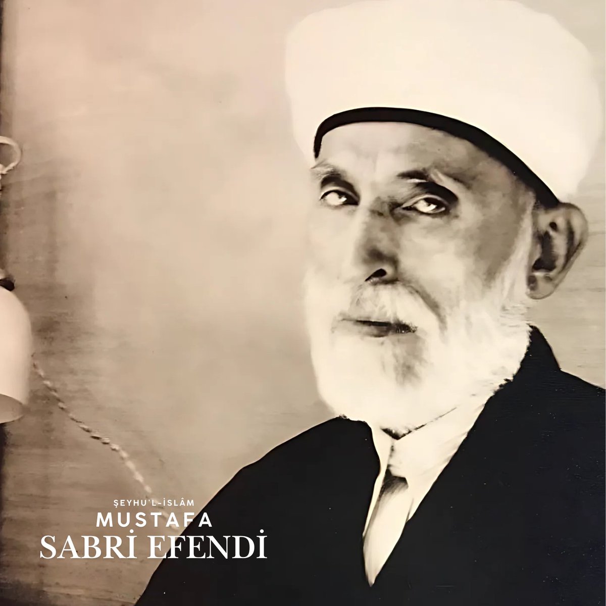 ilyascanyildiz's tweet photo. "Laiklik, hâkimiyeti mutlak manada beşere vererek Allah’ın 'Hâkim' isminin tecellisini kamusal alandan silme teşebbüsüdür. Oysa İslam'da asıl hâkimiyet Allah'ındır ve kanunlar O'nun rızasına aykırı olamaz."

"Bir kimsenin hem 'tam bir Müslüman' olup hem de laikliği (dinin hayattan tecrit edilmesini) müdafaası, mantıken ve aklen muhaldir. Zira İslam, hayatın her zerresine müdahale eden emirler bütünüdür."

Mevkıfu’l-Akl ve’l-İlm ve’l-Âlim"