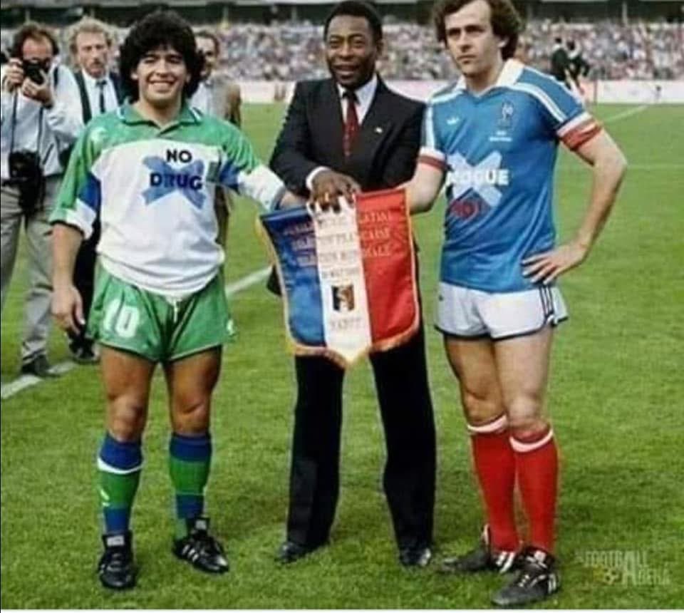 1 _ احلام مستغانمي هاجمت الرجل وحذرت النساء منه ولكنها تزوجت 4 مرات . 

2 _ محمود درويش هاجم اسرائيل في شعره ولكن حبيبته كانت اسرائيلية . 

3 _ المتنبي قال عن نفسه السيف والبيداء تعرفني . . ولكنه كان أجبن من أن يرفع سيفه لمواجهة قاتله . . .

 4 _ديل كارنيجي الذي ألف " دع القلق