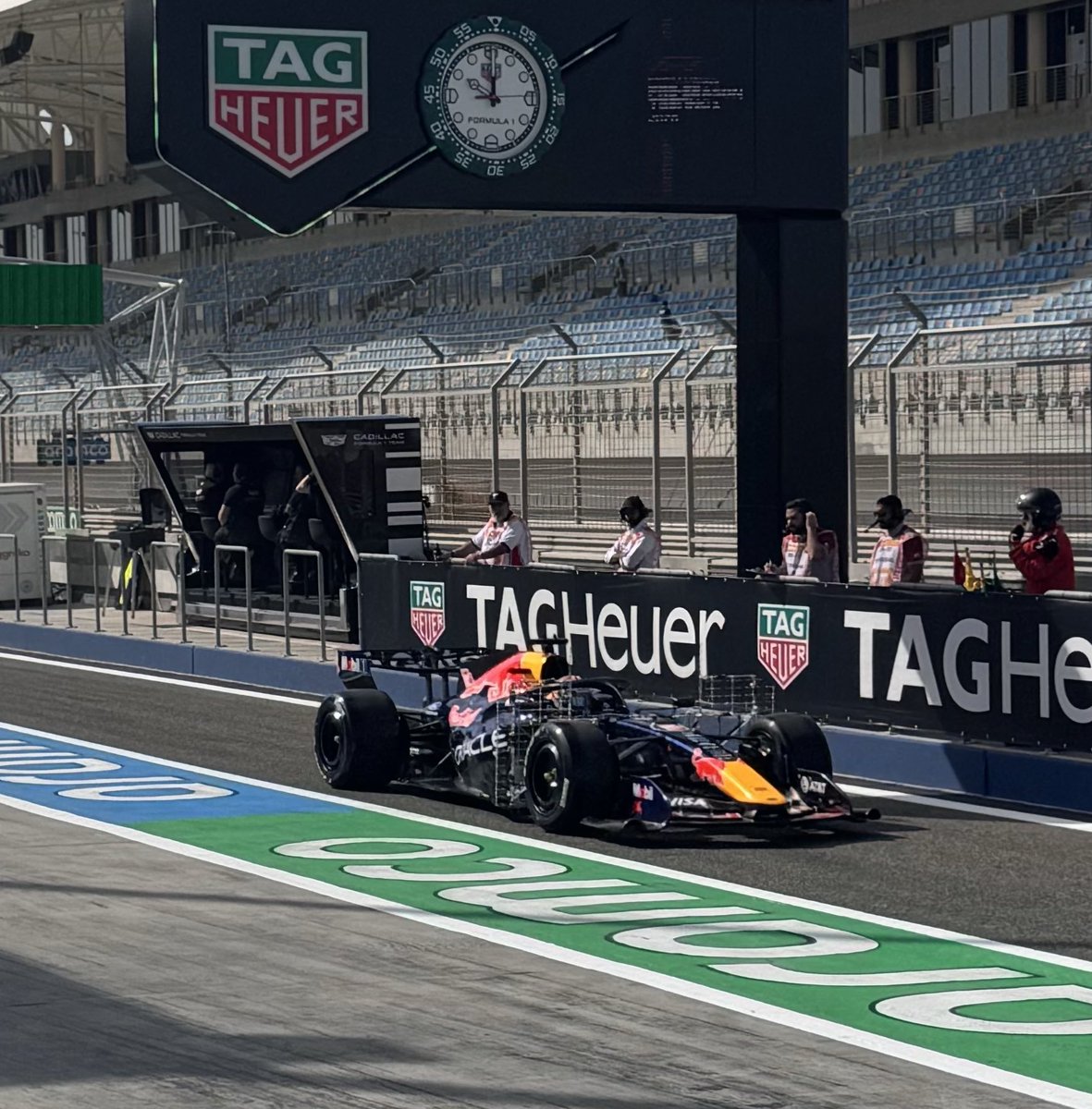 🟢🟢🟢
GREEN FLAG!

Tes pramusim 1 resmi dimulai.
Max Verstappen jadi pembalap pertama yang turun ke trek, lengkap dengan komponen aero-rake sebagai sensor untuk bantu engineer memetakan airflow di mobilnya.
📸 <a href="/KemalSengulll/">Kemal Şengül</a>