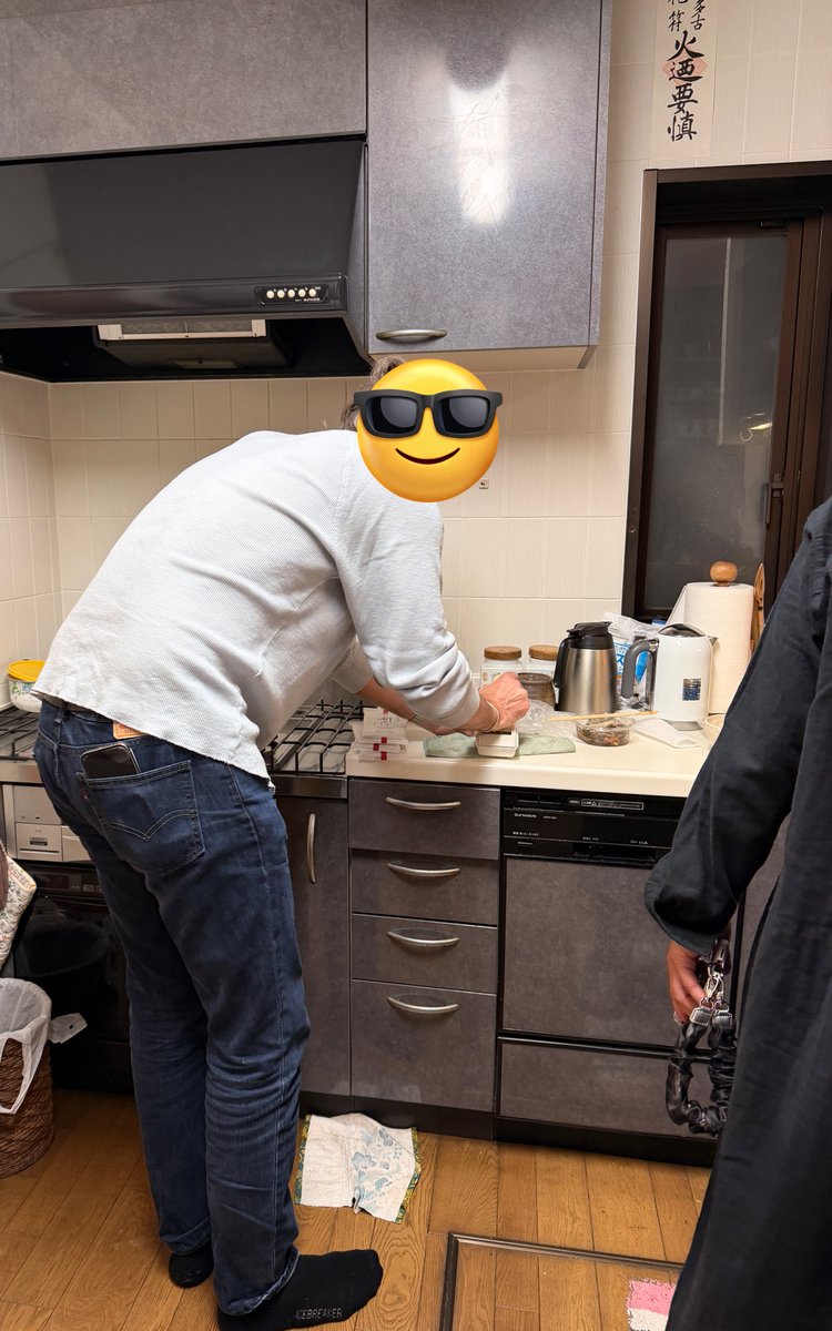 妹の外国人彼氏が194cmあるんだけど、日本のキッチンに立つと流しとか低すぎて腰が痛いと言っていた。なのでスパダリのキッチンは脚長スパダリ専用設計で、受けがキッチンに立つと胸の辺りに流しが来そうだしカウンターでｾｯすると結構な高さになるはず

参考)祖父の家で大根おろす彼氏さん