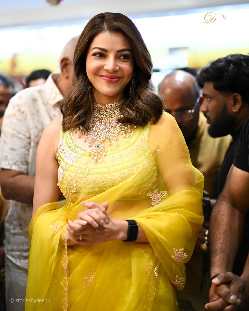 KarthickS_31's tweet photo. #MrsPerfect @MsKajalAggarwal launched Vysyaraju Jewellers, at Hyderabad ๐
Queen nailing it in yellow ๐ #KajalAggarwal
Picture credits : stories by deepu/Instagram https://t.co/h6e7OBzlfZ