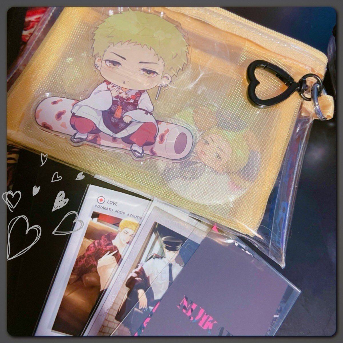 ニジカレファンの方からグッズ譲っていただきました、缶バッチとアクスタありがとうございます！
さっそく買ったポーチにしまってみました、専用ポーチ特別感増してイイです❣️