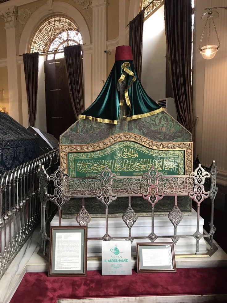 Dört kıtanın hükümdarı,Dîn-i İslâm’ın halifesi; Cihan Devleti’nin padişahı,

Reis-i Cihan,Serdar-ı Hakan, Ulu Hakan,Cennetmekân Sultan Abdülhamid Han Dedem Hazretleri’ni, vefatının 108. yıl dönümünde saygıyla, minnetle,hasretle ve rahmetle yâd ediyorum.

Ruhuna El Fâtiha