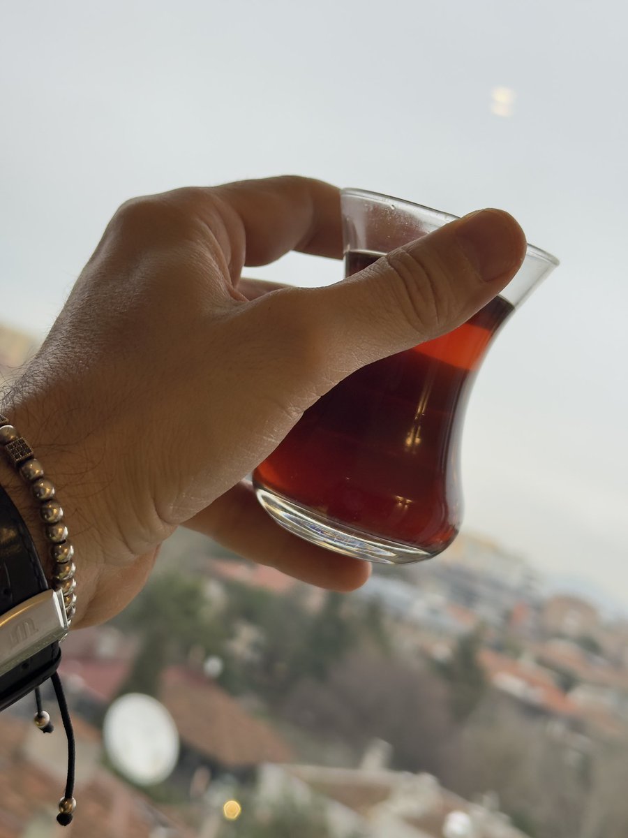 Çok istersin, olmaz;  hikmet bu ya,  hayat en çok da çok istediğinle sınar seni. Ve biz “vardır bunda da bir hayır” der, acıya susar, teslim oluruz.

Eyvallah…🍀