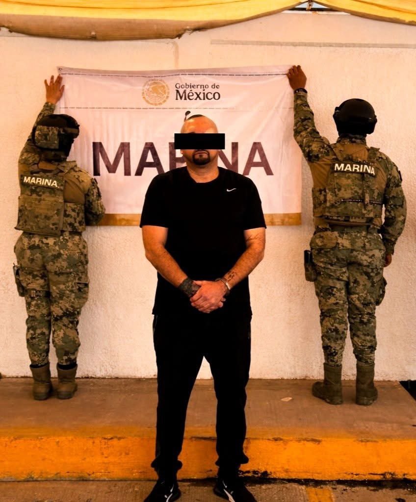 CaborcaY59252's tweet photo. En Nogales, Sonora, la Marina detuvo a Rubén Orlando “El Nido”, presunto líder de una célula criminal buscado por la DEA. Junto a él fueron capturados otros dos integrantes, incluyendo su mano derecha conocido como Santa. https://t.co/nZD8pIn8Uf