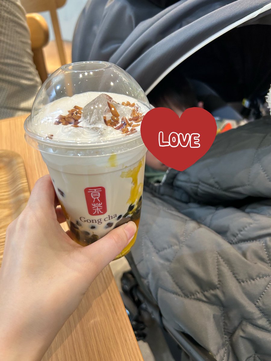 初めてのゴンチャ！！！
美味しいね！！！
ハニーナッツ🥜🍯にパール追加！！
（タピはパールっていうんだ…📝）