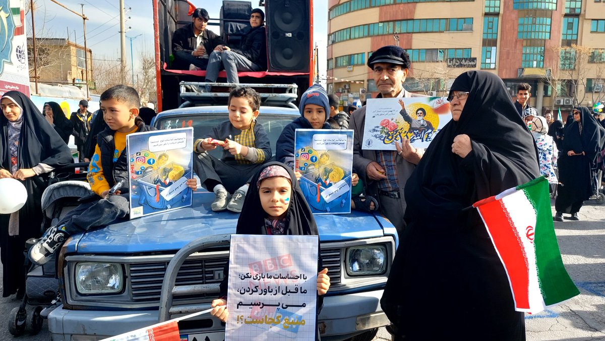 چرا من بچه نیستم وسط شلوغی ها بشینم رو نیسان. آقا اینقدر گفتید که ساندیسم نمیدن 😃
خب با گلوی خشک شده چقدر من بگم بیست تومن ممد مبارک 🌷
#روز_اتحاد