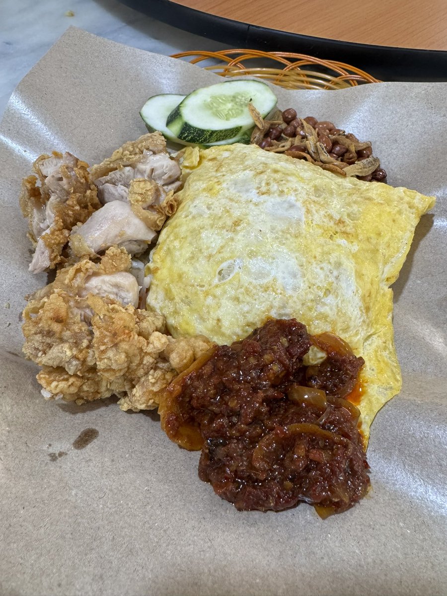 Rickneoh's tweet image. I got an awesome treat!! 
💙🥰❤️
He reached out to me as he wanted to move forward with his property portfolio.
Time to move forward ✌🏻
#LifeOfARealtor #RickConnect #Trailblazers #EverForward #Sg