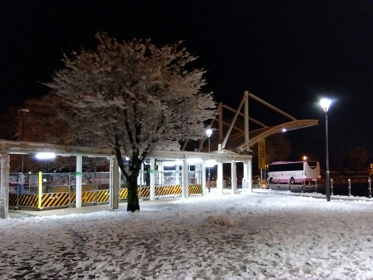baylineexpress's tweet photo. 【さぁ、ここは何処でしょう？😏】
先日の雪が酷かった時の写真が届きましたぁ〜🥶
普段は止まらない途中休憩地が混ざっているみたいです〜☺
①#大山PA
②#足柄SA
③#道の駅はわい
どれが何処の写真かは、私も分かりません〜😅
皆さんは分かりますかぁ？？🤔
#willer https://t.co/2dkQ4ffU06