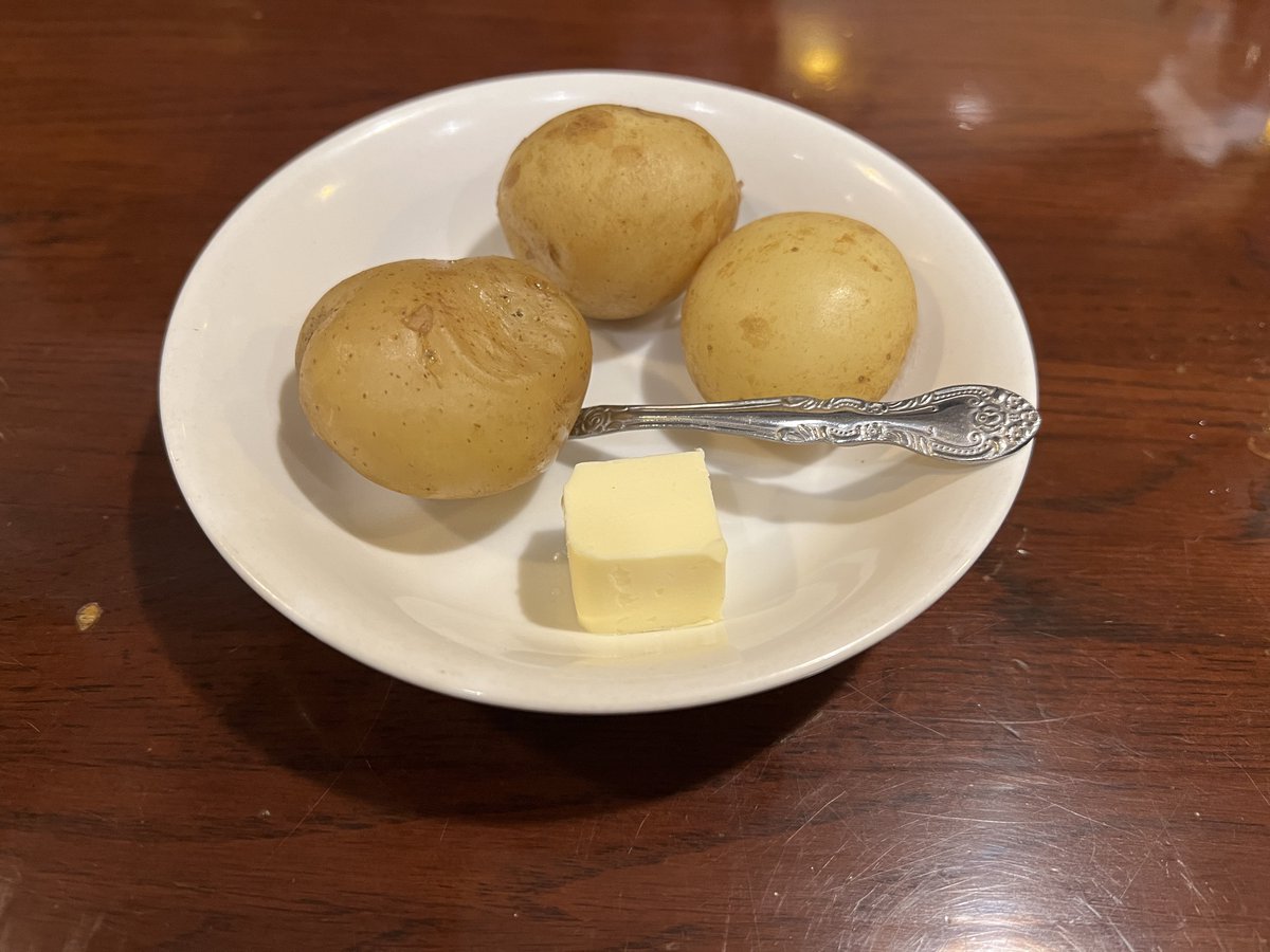 空きっ腹だし450gのカレー入るだろと思って大盛り注文したらお通しでジャガイモ3個出て来てガチで終わった