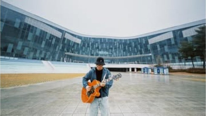 >밖< 이 좀 죽겠는게 어딘가 어딘가로 방구석으로 우리를 불러놓고 이제 밖으로 나간다고 나가자고 하는거라고 아아아아아ㅏ아ㅏㅏㅏ